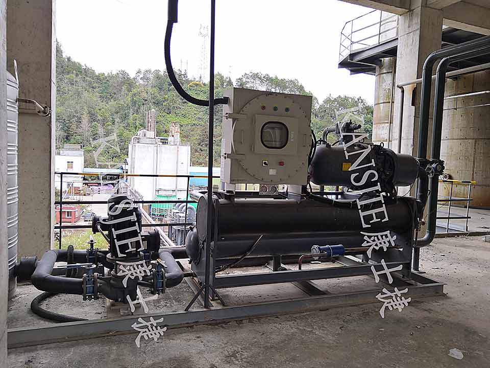 化工業(yè)用低溫螺桿式防爆冷凍機(jī)使用現(xiàn)場(chǎng)照片